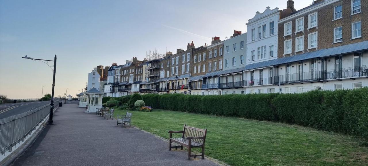 Diamond Harbour - Whole Huge Apartment - Wifi - Beach - Ramsgate Town Экстерьер фото